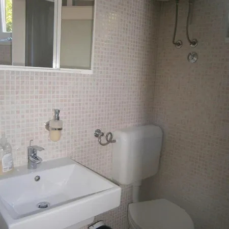 Ferienhaus In Mit Garten, Terrasse Und Grill Сasa de vacaciones Novi Vinodolski